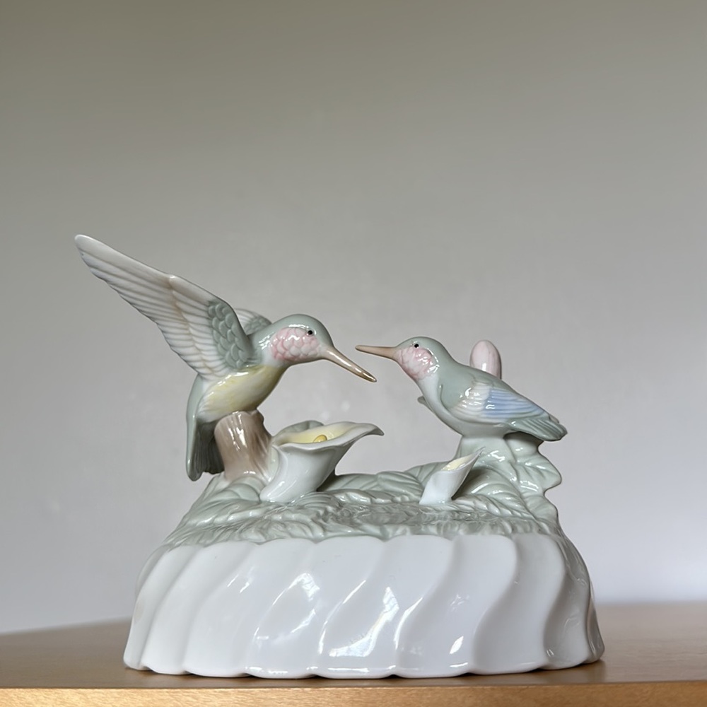 Vintage Porcelain Hummingbirds with Calla Lillies Music Box